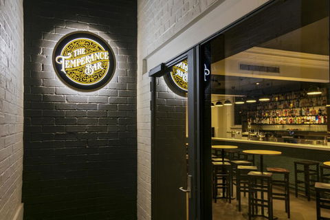 Farmers Home Hotel - Accommodation Whitsundays 1