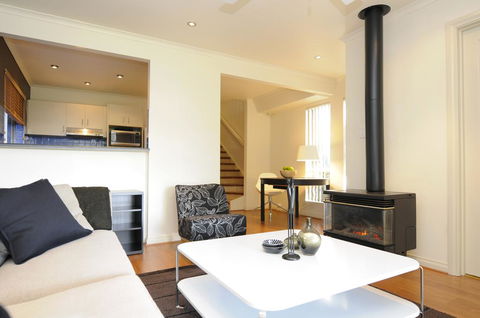 Feathers Serviced Townhouse - Accommodation Whitsundays 1