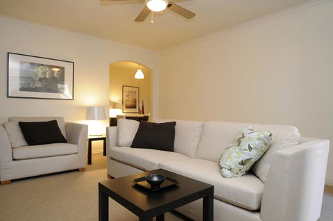 Feathers Serviced Townhouse - Accommodation Whitsundays 3