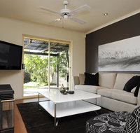 Feathers Serviced Townhouse - Accommodation Whitsundays