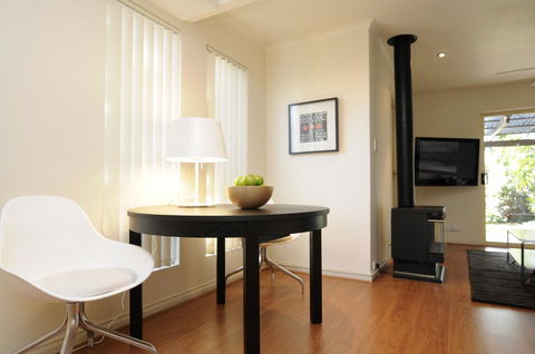 Feathers Serviced Townhouse - Accommodation Whitsundays 2