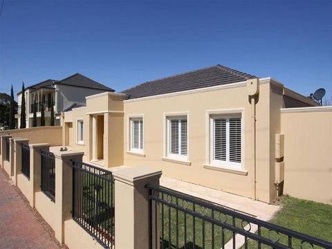Glenelg Private Studio - Accommodation Whitsundays 0