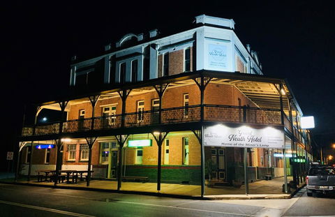 Grand Neath Hotel - Accommodation Whitsundays 1