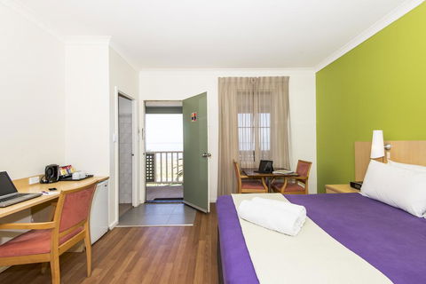 Hedland Hotel - Accommodation Whitsundays 3