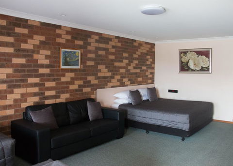 Highway Inn Motel - Accommodation Whitsundays 0
