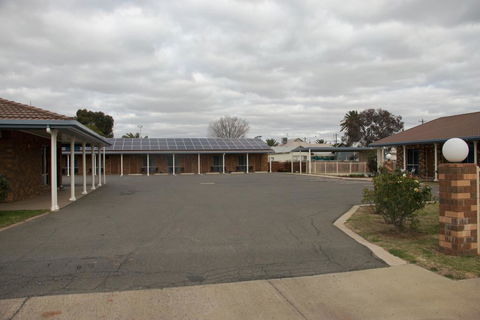 Highway Inn Motel - Accommodation Whitsundays 2