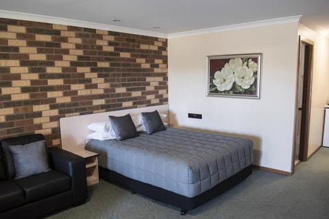 Highway Inn Motel - Accommodation Whitsundays 1