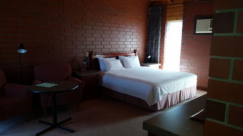 Highway One Motel - Accommodation Whitsundays 2