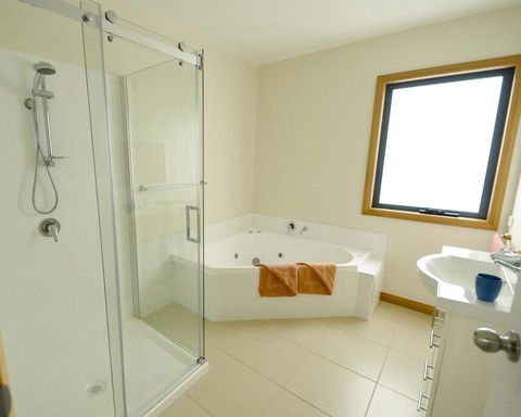 Hill Top Retreat Self Contained Accomodation - Accommodation Whitsundays 1