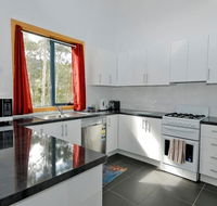 Hill Top Retreat Self Contained Accomodation - Accommodation Whitsundays