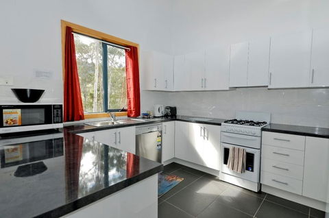 Hill Top Retreat Self Contained Accomodation - Accommodation Whitsundays 0
