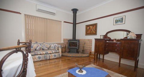 Hillside Cottage - Accommodation Whitsundays 3