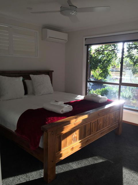 Holly House BnB - Accommodation Whitsundays 0