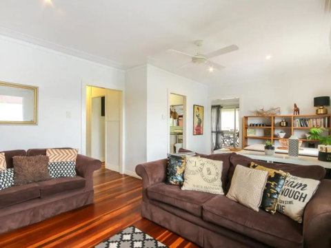 Homely Pembroke On The Park Cottage - Accommodation Whitsundays 0