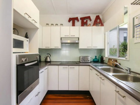 Homely Pembroke On The Park Cottage - Accommodation Whitsundays 1