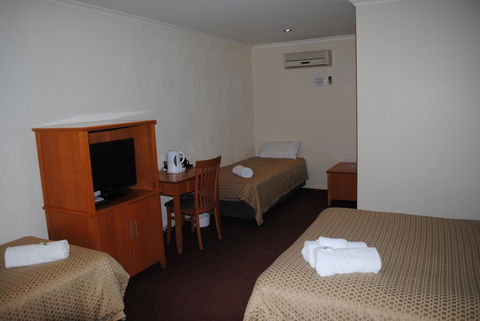 Horse & Jockey Hotel Motel - Accommodation Whitsundays 2