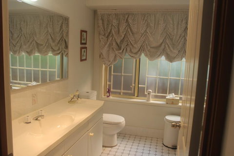 JOHN HUNTER B&B - Accommodation Whitsundays 1