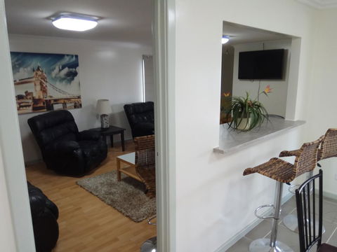 Joy On Joyce - Accommodation Whitsundays 2