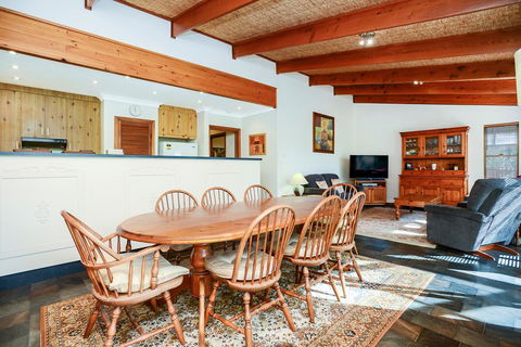 Kestrel Lodge Port Willunga - Accommodation Whitsundays 2