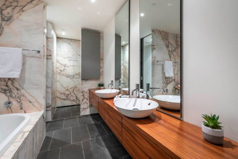Lake Views, Central CBD Location//FREE WIFI+NETFLIX - Accommodation Whitsundays 3