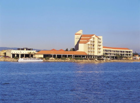 Lakes Hotel - Accommodation Whitsundays 0
