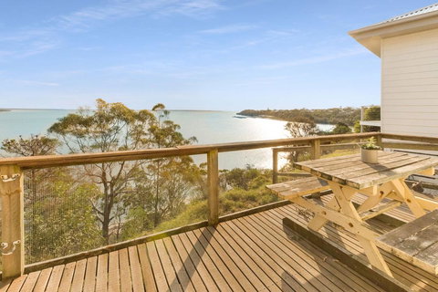 Lakescapes Cottage - 180 Degree Panoramic Views - Accommodation Whitsundays 2