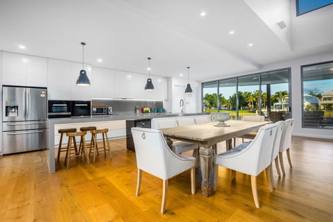 Lavish & Luxurious, Noosa Waters - Accommodation Whitsundays 2