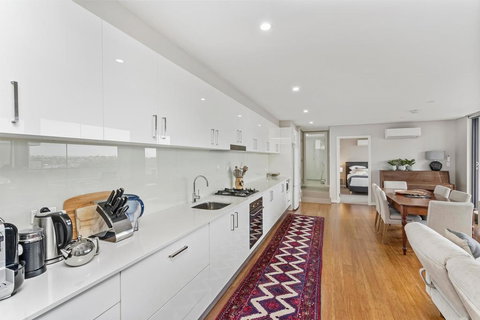 Light Filled Apartment With Sweeping Harbour Views - Accommodation Whitsundays 2