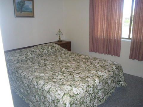 Light, Airy 1st Floor Unit - Marbrin Close, Bellara - Accommodation Whitsundays 2