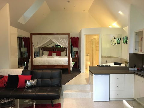 Linger A While Chalet - Accommodation Whitsundays 0