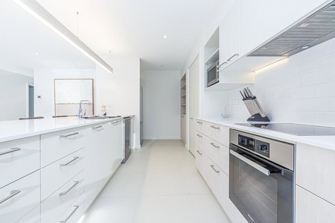 Luxurious Apartment, A Stones Throw From The Beach - Accommodation Whitsundays 1