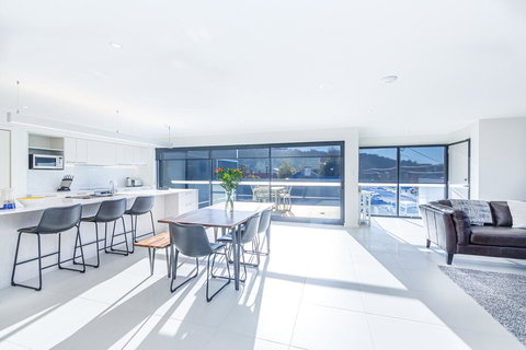 Luxurious Apartment, A Stones Throw From The Beach - Accommodation Whitsundays 2