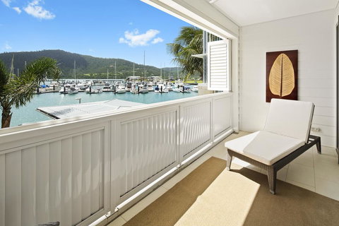 Luxury Marina View Apartment - Accommodation Whitsundays 3