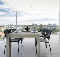 Minimalist Penthouse Condo with Skyline Vistas - Accommodation Whitsundays