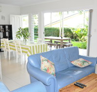 MODERN 3 BEDROOM APARTMENT IN TRADITIONAL QUEENSLANDER  PATIO LEAFY YARD POOL - Accommodation Whitsundays