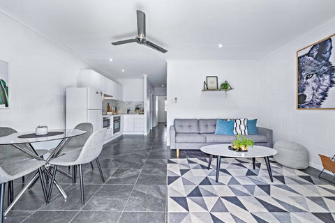 Modern Beach Front Apartment - Accommodation Whitsundays 0