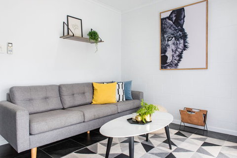 Modern Beach Front Apartment - Accommodation Whitsundays 2