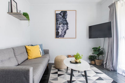 Modern Beach Front Apartment - Accommodation Whitsundays 1