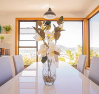 Moonah House-10 mins to CBD  MONA 4BR 2 BATH great view park 3 cars sleep 11 king bed en-suite - Accommodation Whitsundays