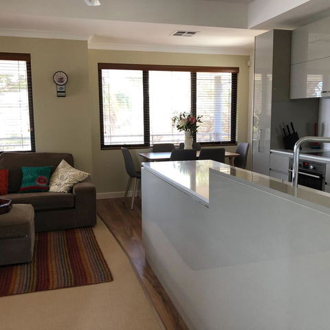 Mullaloo Beachfront Retreat - Accommodation Whitsundays 4