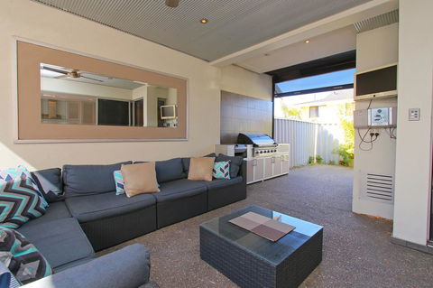 Ambar Villa Between City And Freo - Accommodation Whitsundays 1