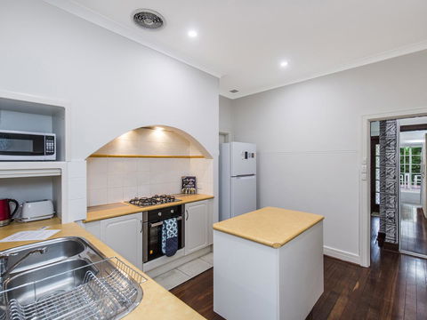Luxury Federation Style Home - Sleeps 10 - Accommodation Whitsundays 4
