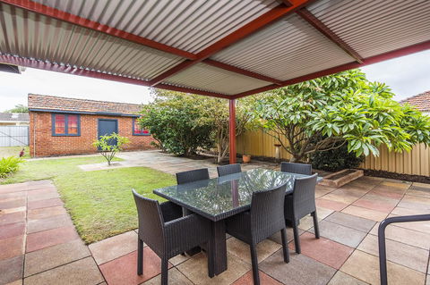 Big House Heated Pool 11 Beds Como / South Perth / Applecross - Accommodation Whitsundays 26