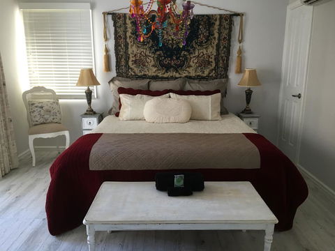 Applegate Lane Chalet - Accommodation Whitsundays 0
