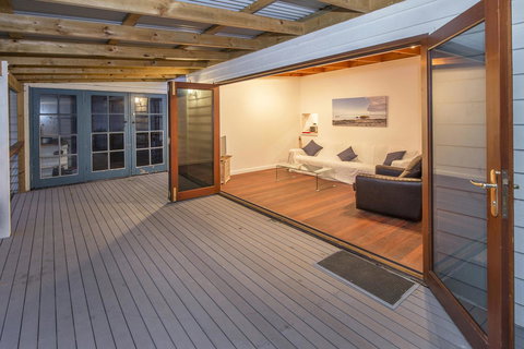 Buxton Thomas - Accommodation Whitsundays 1