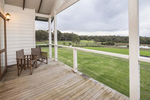 Buxton Thomas - Accommodation Whitsundays 0