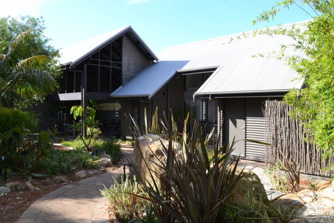 DESIGNER'S STUDIO - Accommodation Whitsundays 13