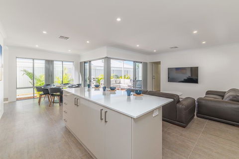 Karrinyup Waters Luxury House Rental - Accommodation Whitsundays 13