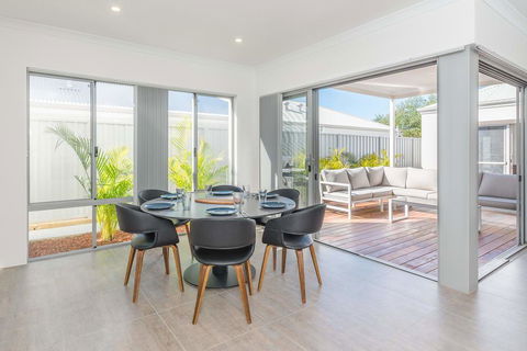 Karrinyup Waters Luxury House Rental - Accommodation Whitsundays 0