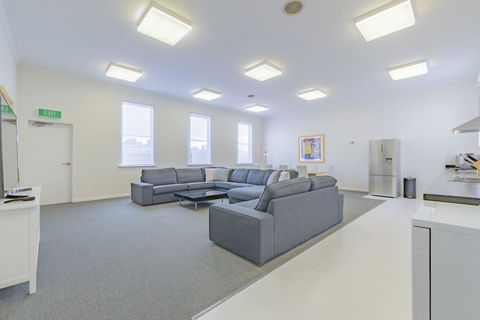 4 Bedroom House - Hobart CBD - Free Parking - Free WIFI - Accommodation Whitsundays 9
